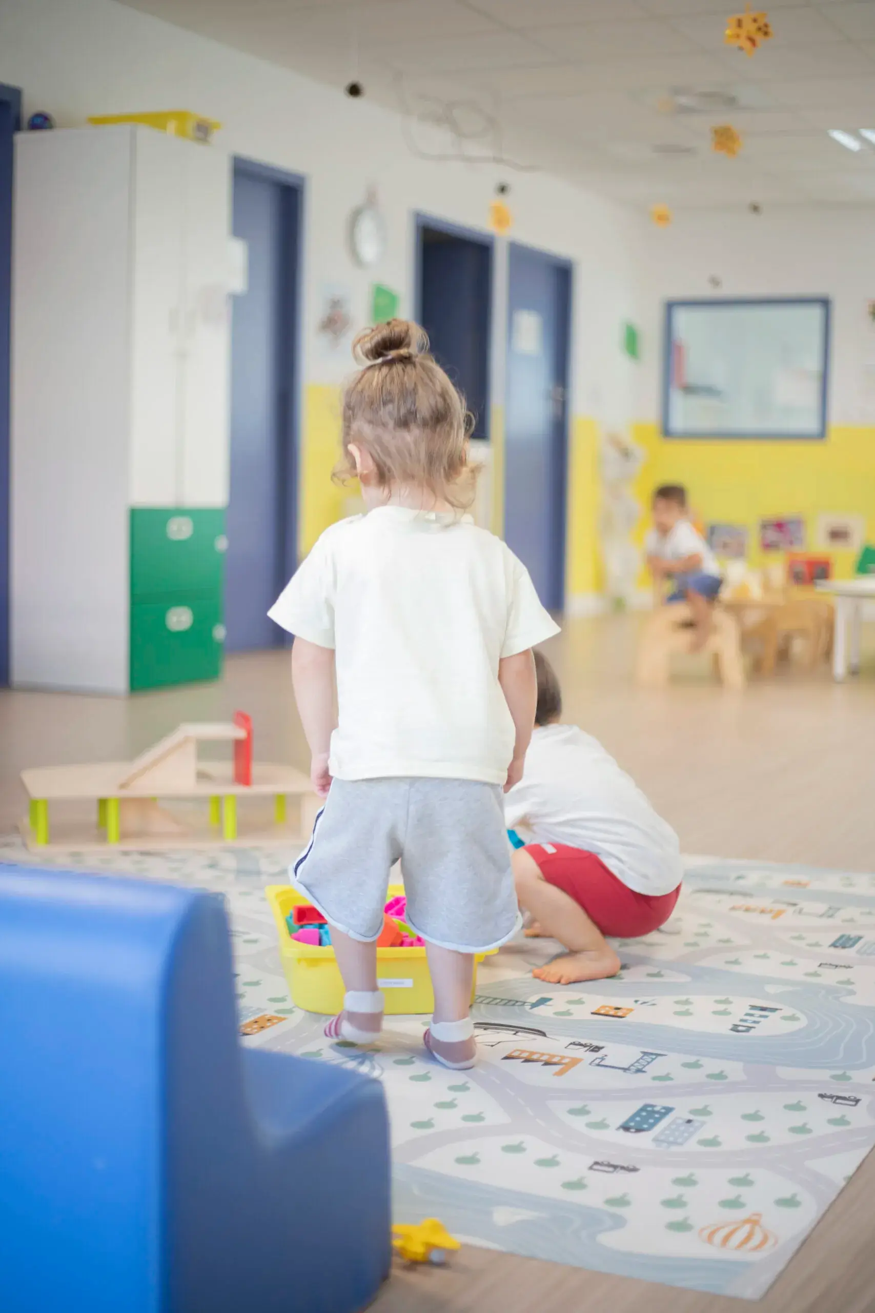 Deux enfants jouent aux Lego dans la micro-crèche de Provence, développant leur créativité et leur motricité fine.